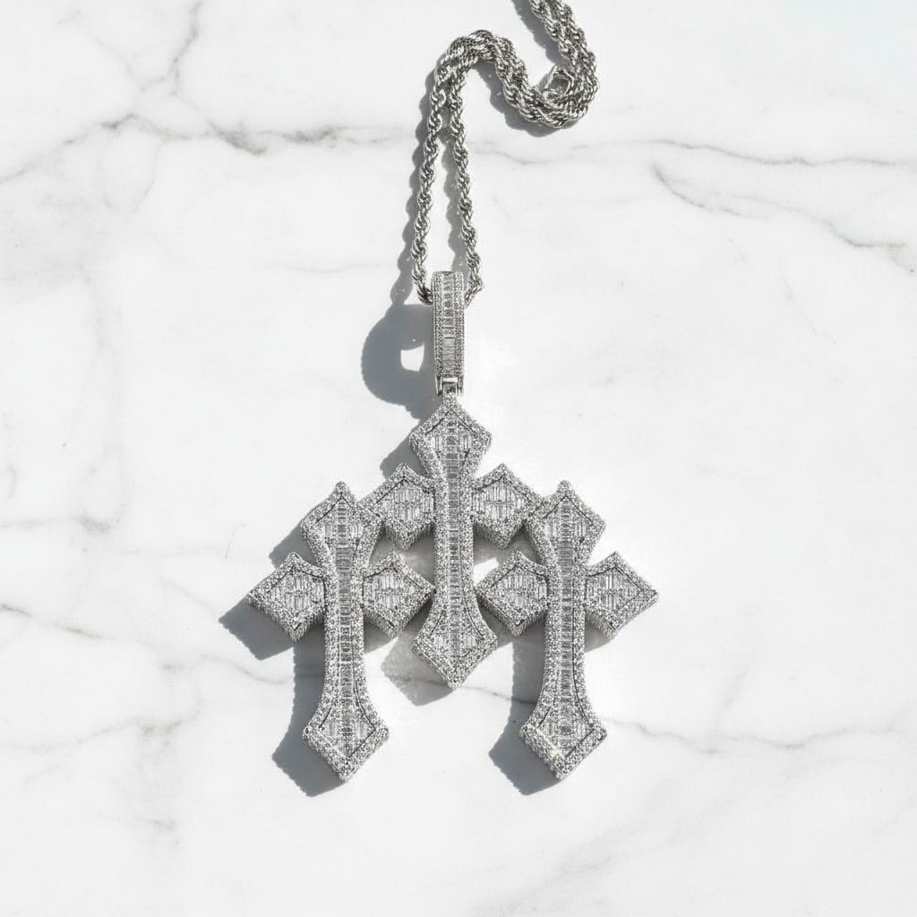 Pendente Iced-out "Holy Trinity"
