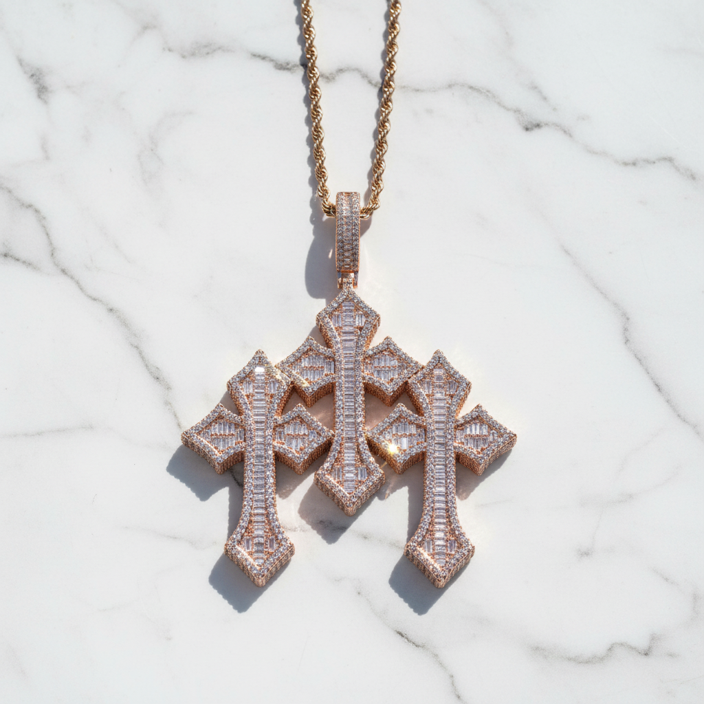 Pendente Iced-out "Holy Trinity"